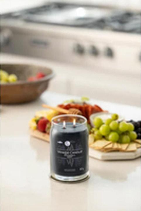 Actual product image Yankee Candle Midsummer's Night Signature Large Jar Scented Candle (567 g)