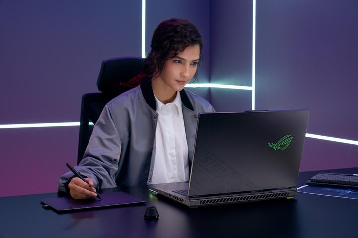 Produktbild ASUS ROG Strix G18 (18", 1000 GB, 16 GB, Eng. Int., AMD Ryzen 9 8940HX)
