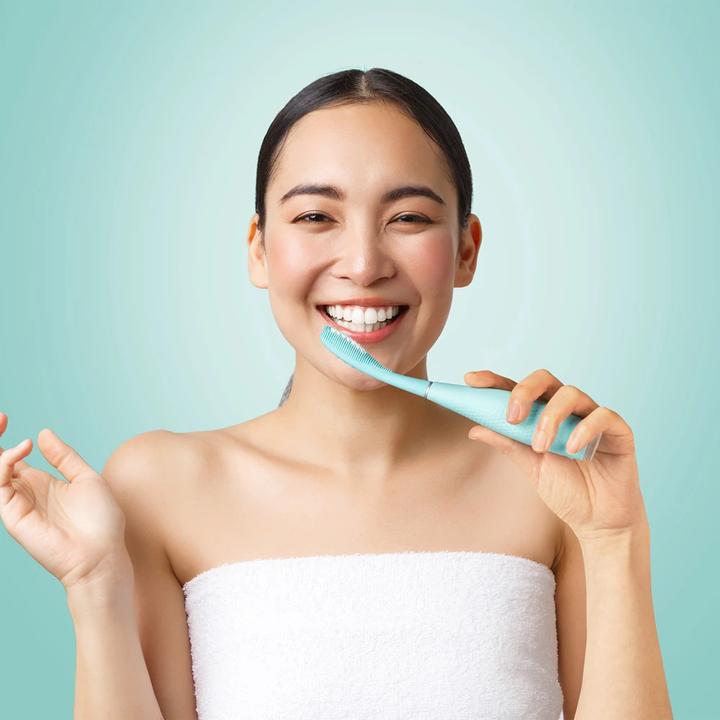Actual product image Foreo issa™ 4 (Electric Toothbrush, Arctic Blue, 1 unit)