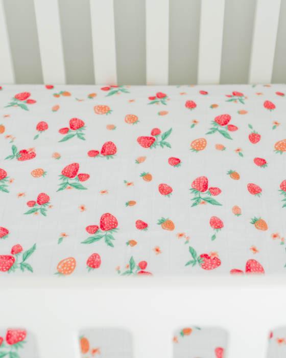 Produktbild little unicorn Brushed Crib Sheets Strawberry (70 x 140 cm)
