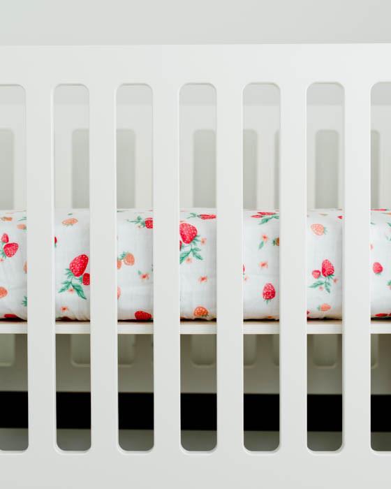 Produktbild little unicorn Brushed Crib Sheets Strawberry (70 x 140 cm)