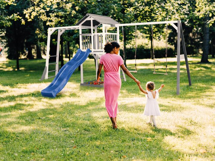Produktbild Axi Beach Tower Spielturm mit Klettergerüst und Doppelschaukel - Blaue Rutsche