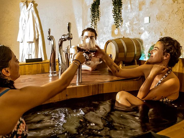 Produktbild Smartbox Wine Beer Spa in Bordeaux: Wein- oder Bierbad für 2 mit Verkostung und Käseplatte (2 Pers.)