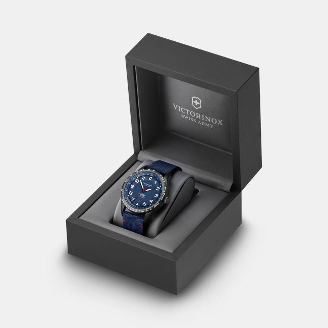 Produktbild Victorinox Airboss Mecha 42, BLK PVD, BLE dial, BLE nylon str (Fliegeruhr, 42 mm)