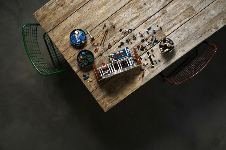 Actual product image LEGO Stranger Things: The Creel House (11370, LEGO Icons)