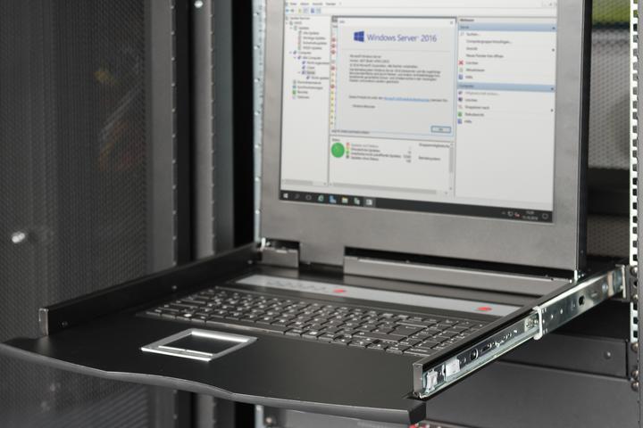 Produktbild Digitus Modulare Konsole mit 17" TFT (43,2cm), 8-Port KVM & Touchpad, deutsche Tastatur