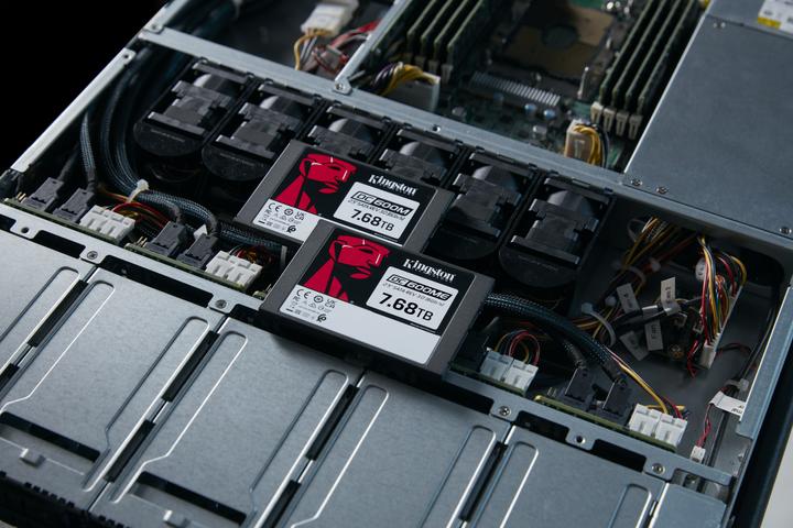 Produktbild Kingston SSD 7,6TB 2,5" (6.4cm) SATAIII DC600ME (7680 GB, 2.5")