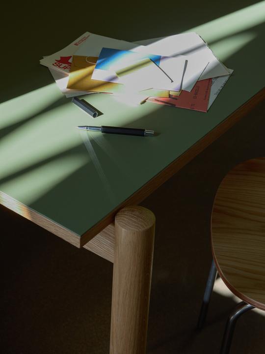 Image du produit Hübsch Oblique Schreibtisch Olive (140 x 140 x 75 cm)