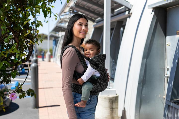 Immagine prodotto Infantino Flip Advanced 4-in-1 Babytrage "Black Leopard" – Ergonomische Babytrage mit 4 Tragepositionen