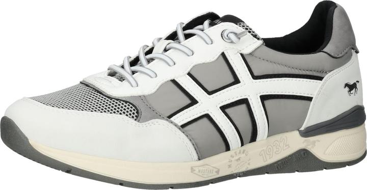 Actual product image Mustang Get out of your tight business trainers and into your favourite casual shoes. This comfortable and (44)