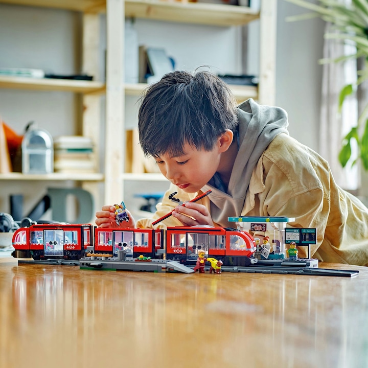 Actual product image LEGO Tram with stop (60423, LEGO City)