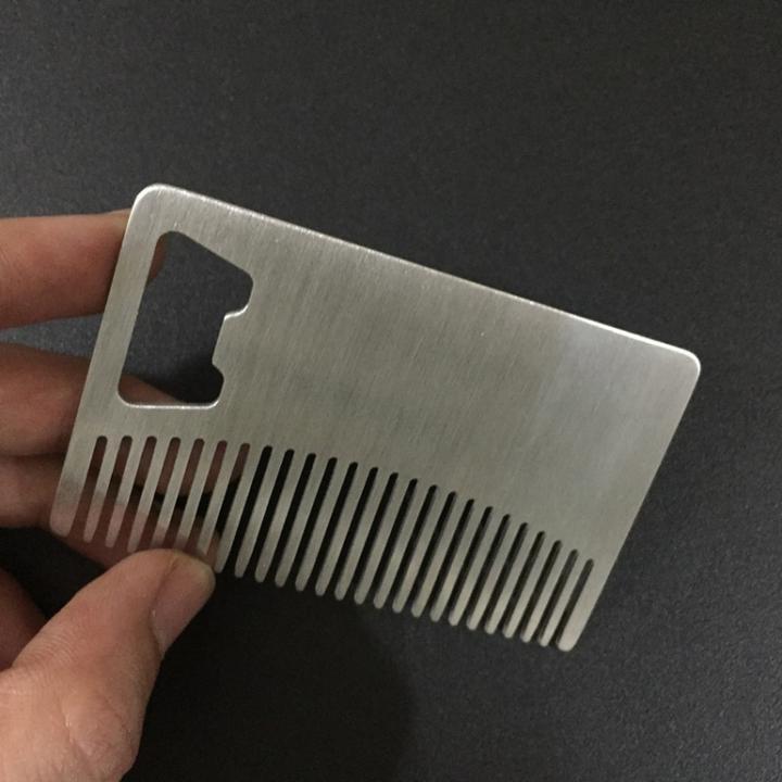 Immagine prodotto Ueli Express Pettine da barba e apribottiglie 2 in 1 in formato carta di credito