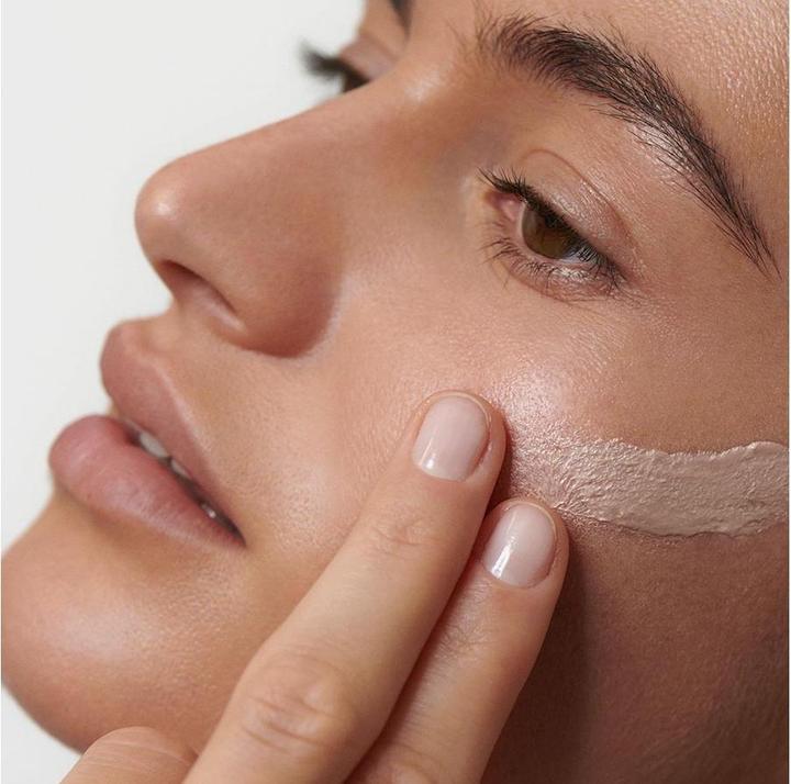 Actual product image Dr. Hauschka Illuminating Fluid (Translucent)