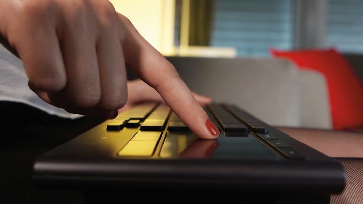 Actual product image Logitech Wireless Illuminated Keyboard K830 (DE, Wireless)