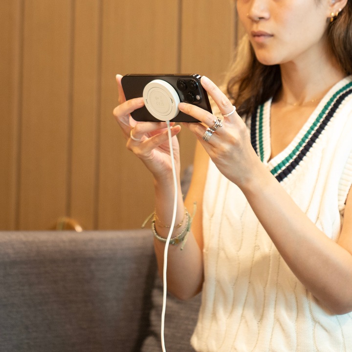 Actual product image Native Union Snapstand Qi2 Wireless Charger Standstone (15 W)