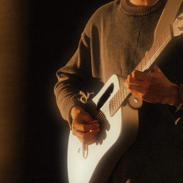 Produktbild Lava Music Gitarre Me Air 36 Zoll Silver mit Kabel (Akustik Gitarre, Airsonic Kohlefaser-Verbundstoff, HPL, Kupfer-Nickel)