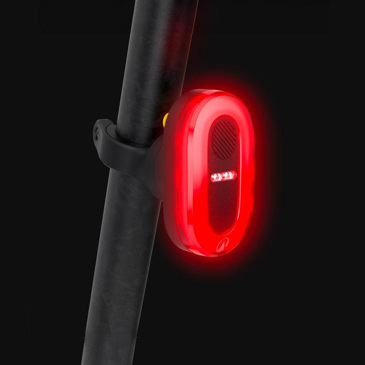 Produktbild Decathlon Fahrradbeleuchtung Set Front-/Rücklicht ST930 USB Bremssensor (400 lm, 15 lm)