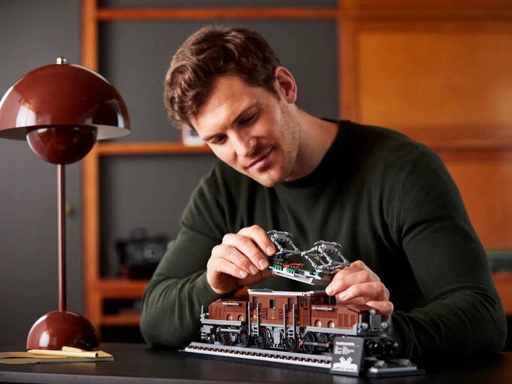 Image du produit LEGO La locomotive crocodile (10277, LEGO Icons)