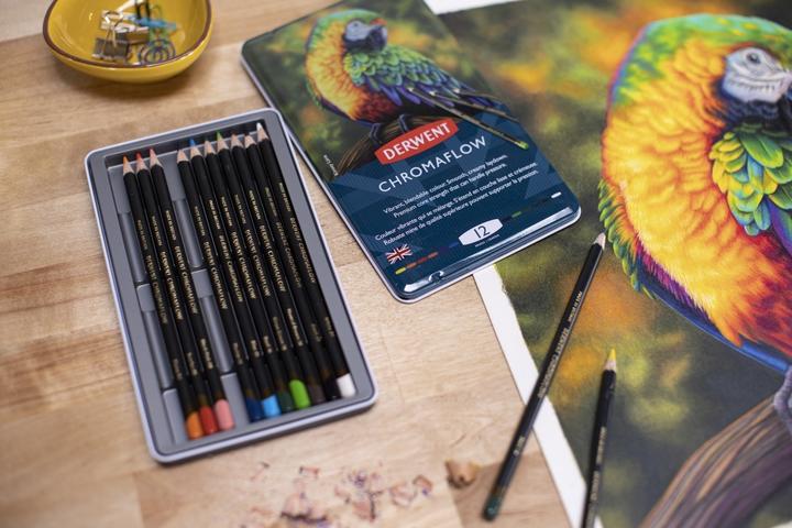 Productafbeelding Derwent Chromaflow blik 12 ass. (Blush Roze, Vlam, Natuurlijk bruin, Scharlaken, grasgroen, Denim, Zonnegeel, Blauw, Basilicum, Black, Lila, Wit, 12 x)