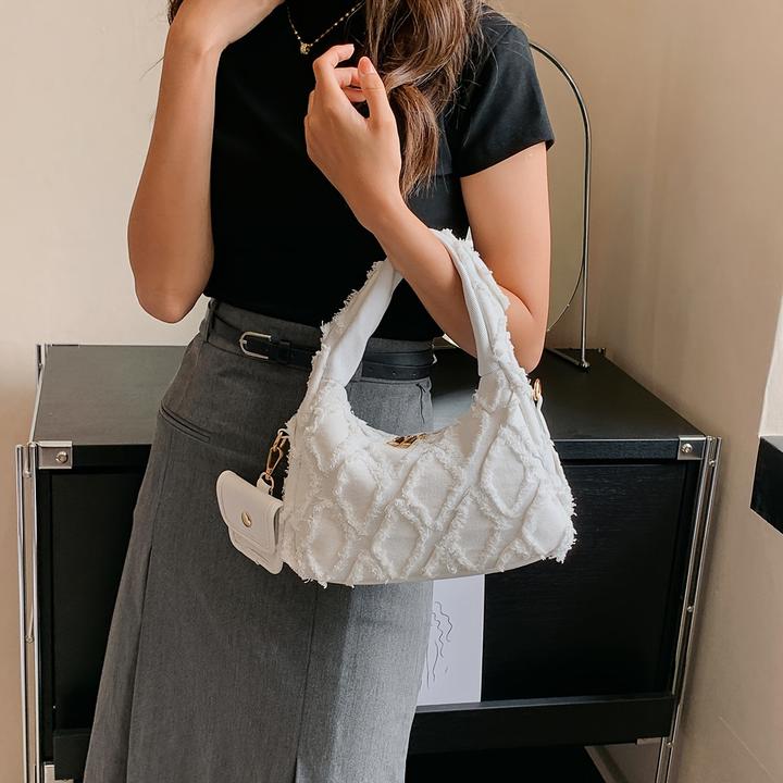 Produktbild Only-Bags.Store Umhängetasche aus Denim mit Rautenmuster und Fransendetail - Stylische Halbmond-Achselhöhlentasche