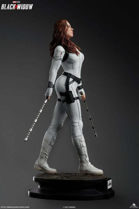 Actual product image Queen Studios Black Widow "Black Widow - Snow Suit Edition" 1/4 Statue