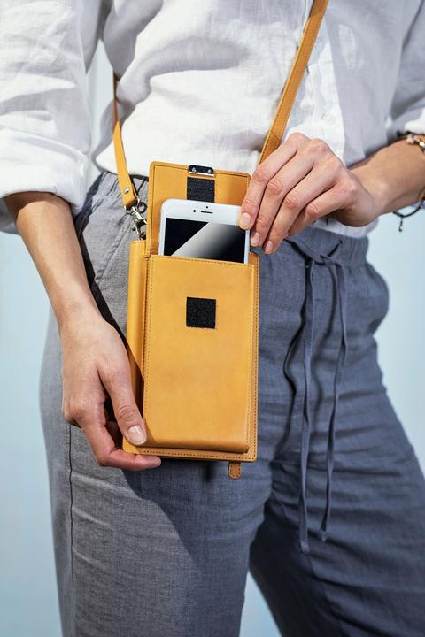 Immagine prodotto Handy-Umhängetasche mit Kartenfächern, Leder (Farbe: cognac)