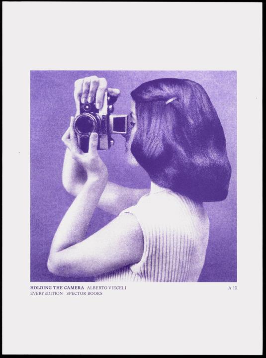 Produktbild Holding the Camera (Deutsch, Englisch, Nadine Olonetzky)