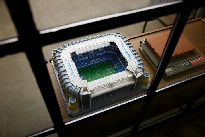 Produktbild LEGO Real Madrid - Santiago Bernabéu Stadion (10299, LEGO Icons, LEGO Seltene Sets)