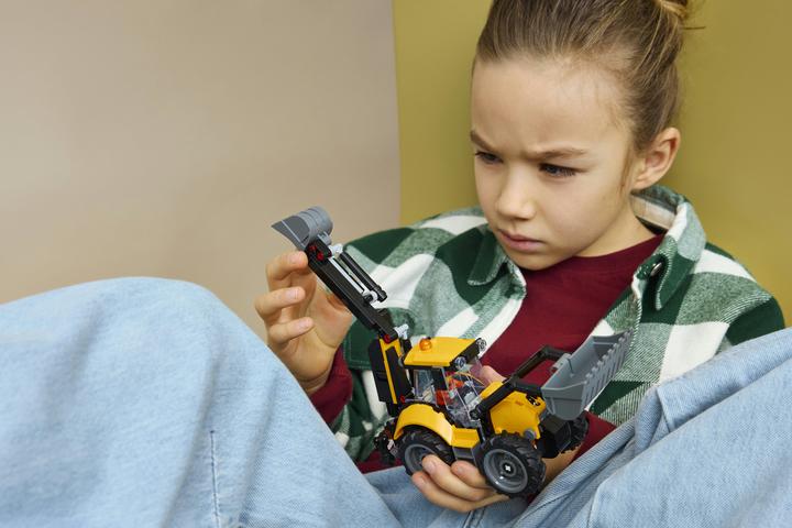 Actual product image LEGO 60480 Gelber Baggerlader