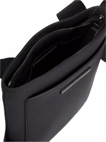Produktbild MGA Moderne Bar-Flatpack-Nachrichttasche, Schwarz (49% POLYURETHANE, 51% RECYCLED POLYESTER)