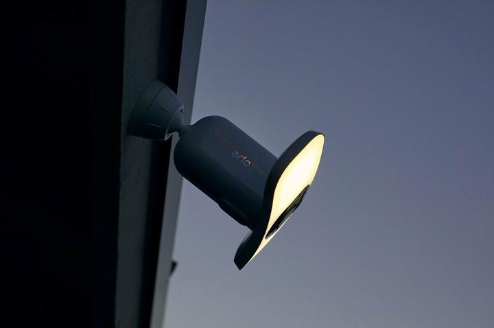 Actual product image Arlo Pro 3 Floodlight camera, white (2560 x 1440 Pixels)