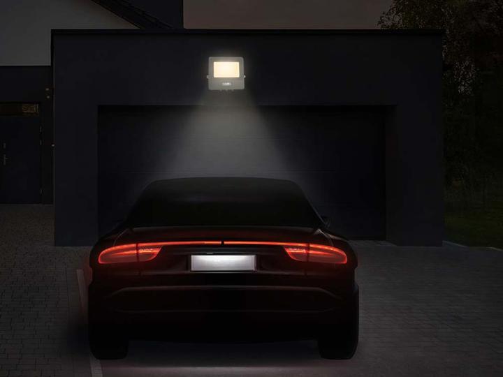 Produktbild V-TAC VT128S 20W LED PIR Sensor Flutlicht SAMSUNG Chip Weisser Körper 3000K 1M Kabel (1510 lm)