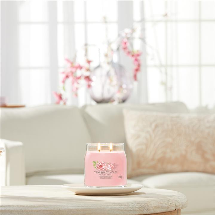 Actual product image Yankee Candle Duftkerze Fresh Cut Roses Signature Medium Jar