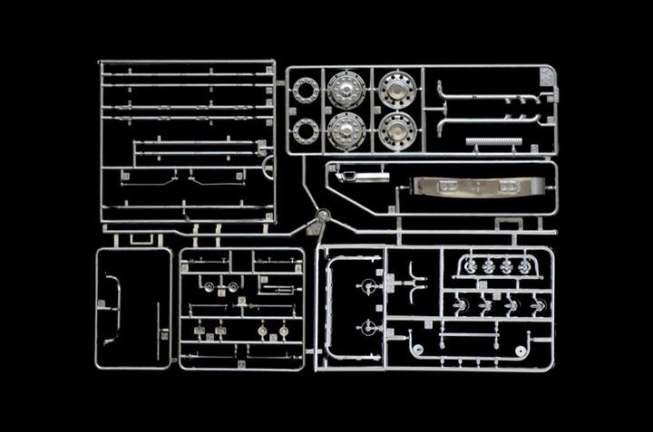Actual product image Italeri SCANIA R730 Streamline Show Truck