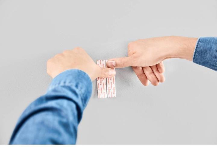 Produktbild tesa Klebenagel für Tapete & Putz, ideal für Leinwand & Keilrahmen