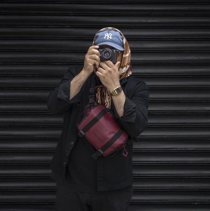 Actual product image Wandrd ROGUE Sling 4L Rhoone Burgundy V2 (Camera shoulder bag, 4 l)