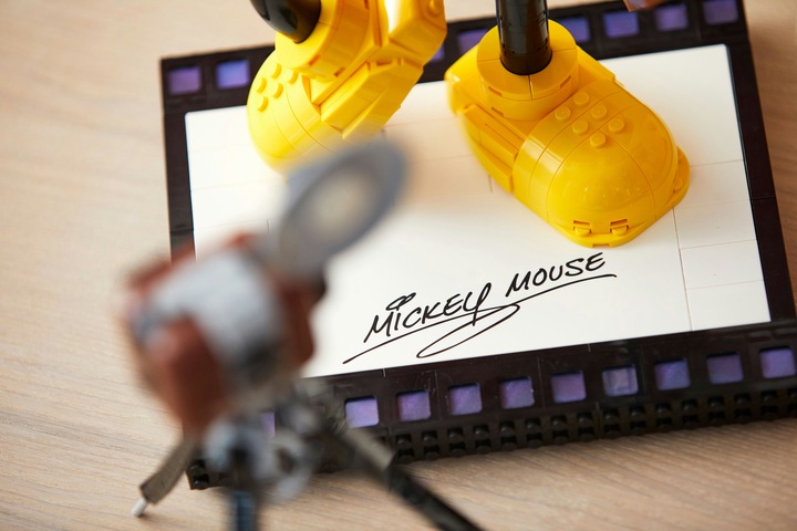 Actual product image LEGO Mickey Mouse and Minnie Mouse (43179, LEGO Disney, LEGO Rare Sets)