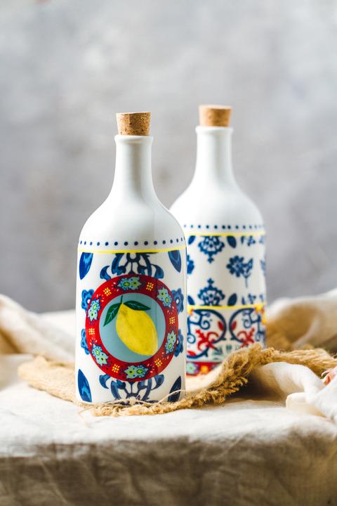 Actual product image Kitchen Craft Oil and Vinegar Bottle (640 ml)