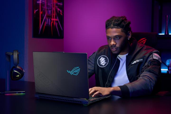 Produktbild ASUS ROG Strix G18 (18", 1000 GB, 16 GB, Eng. Int., AMD Ryzen 9 8940HX)