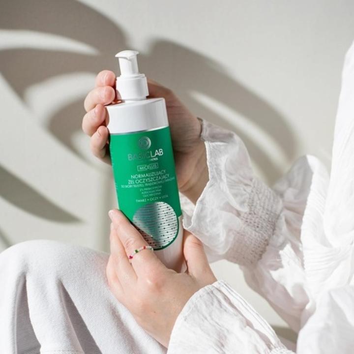 Immagine prodotto BasicLab BASICLAB Micellis normalizujący żel oczyszczający do skóry tłustej, trądzikowej i wrażliwej 2% (Salviette detergenti per il viso, 300 ml)