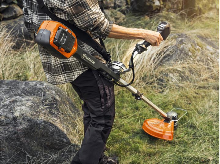 Actual product image Husqvarna 220iR Battery Grass Trimmer (Plastic knives, Trim line)
