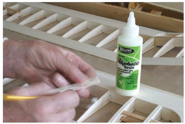 Produktbild Deluxe Materials Aliphatic Resin (112 g)