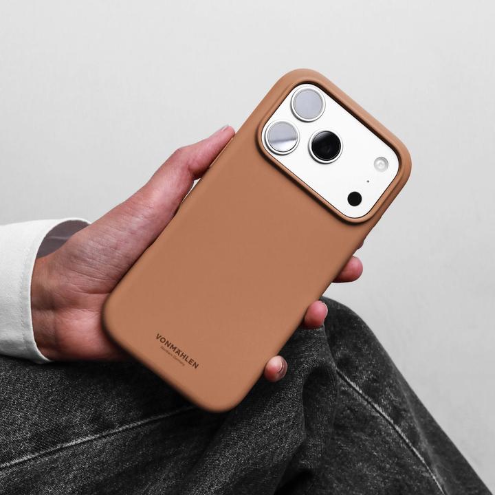 Actual product image Vonmählen Back Cover Soft Silicone iPhone 17 Pro Dark Cream (Apple iPhone 17 Pro)