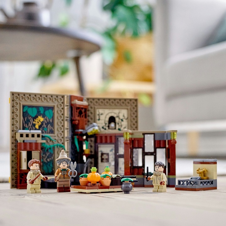 Actual product image LEGO Hogwarts Moment: Herbology Lesson (76384, LEGO Harry Potter)