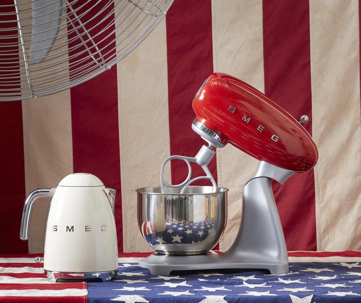 Productafbeelding Smeg SMF02RDEU 50's Retro Style (800 W)