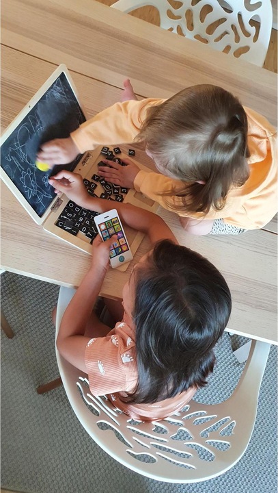 Actual product image small foot Wooden laptop with magnetic board (German)
