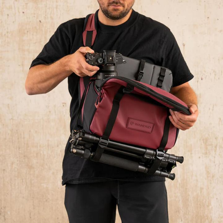 Actual product image Wandrd ROGUE Sling 9L Rhoone Burgundy V2 (Camera shoulder bag, 9 l)