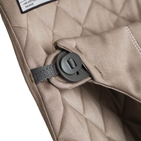 Produktbild BabyBjörn Wippe Soft, gewebt Classic Quilt, sandgrau