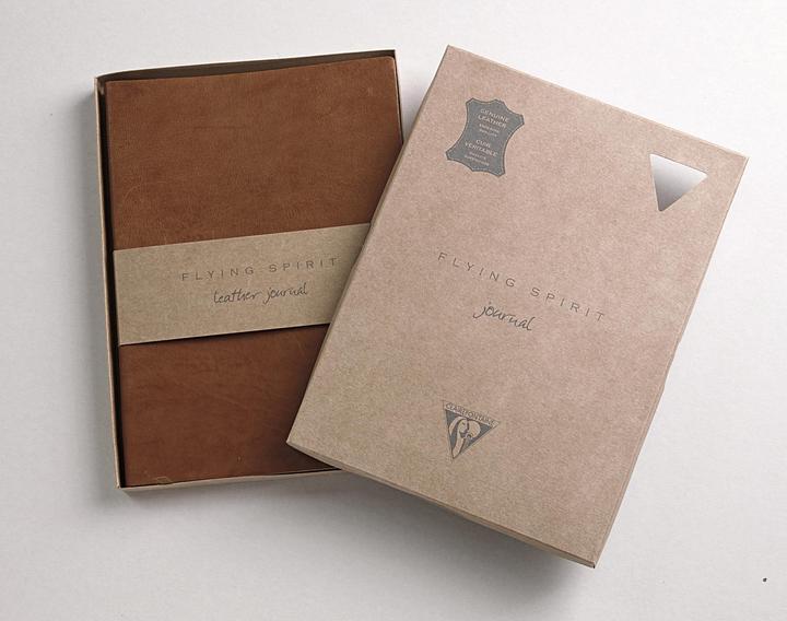 Image du produit Clairefontaine Carnet brochure cousue Flying Spirit Cognac A5 180 pages DOT couverture cuir glacé papier ivoire 90g (A5, Couverture rigide)
