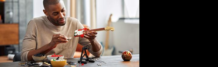 Image du produit LEGO Fender Stratocaster (21329, LEGO Ideas, LEGO difficiles à trouver)